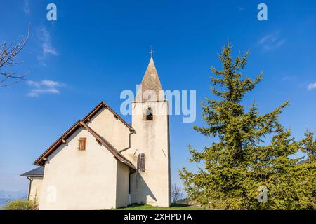 Frankreich, Hautes-Alpes, Saint-Apollinaire, am rechten Ufer des Sees Serre-Poncoon, die Kirche mit Blick auf das Dorf Stockfoto