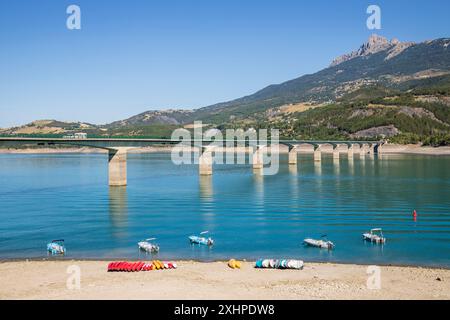 Frankreich, Hautes-Alpes, Savines-le-Lac, die Brücke von Savines auf der Nationalstraße 94 über dem See von Serre-Poncon mit dem Aiguille im Hintergrund Stockfoto