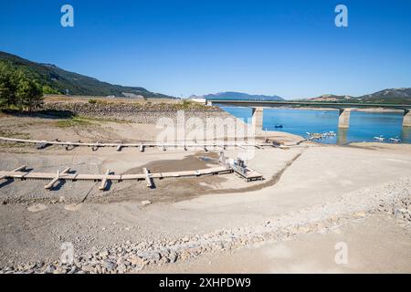 Frankreich, Hautes-Alpes (05), Savines-le-Lac, lac de Serre-Poncon, le pont deSavines sur la Route nationale 94, assèchement du lac Stockfoto