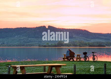 Frankreich, Maas, Lorraine Regional Natural Park, Nonsard, Madine Lake, Paar auf einem Fahrrad, das den Sonnenuntergang genießt Stockfoto