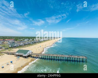 Blick aus der Vogelperspektive auf den Kitty Hawk Pier und den Strand beliebtes Touristenziel in den Outer Banks, North Carolina Stockfoto