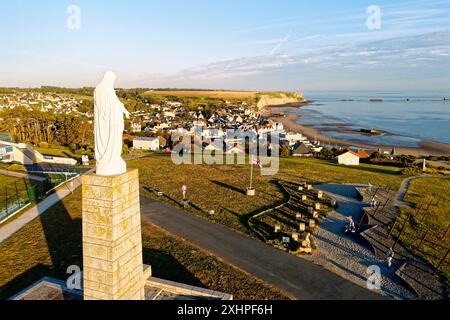 Frankreich, Calvados, Arromanches les Bains, die Statue der Jungfrau Maria, die 1911 über dem künstlichen Hafen des D Day und Cap Manvieux Cliffs i errichtet wurde Stockfoto