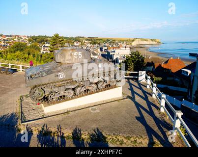 Frankreich, Calvados, Arromanches les Bains, historischer Ort der Landungen in der Normandie, Sherman-Tank und die Klippen von Cap Manvieux im Hintergrund Stockfoto