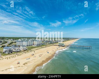 Blick aus der Vogelperspektive auf den Kitty Hawk Pier und den Strand beliebtes Touristenziel in den Outer Banks, North Carolina Stockfoto