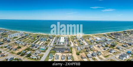 Blick aus der Vogelperspektive auf Kitty Hawk Beach mit mehreren Ferienwohnungen Stockfoto