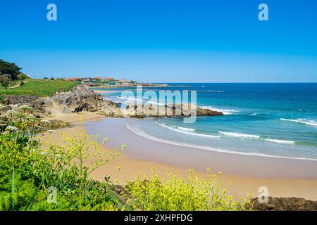 Spanien, Provinz Kantabrien, Comillas, Bühne auf dem Camino del Norte, spanische Wallfahrtsroute nach Santiago de Compostela, Strand von Comillas Stockfoto