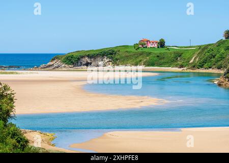 Spanien, Provinz Kantabrien, Comillas, Bühne auf dem Camino del Norte, spanische Wallfahrtsroute nach Santiago de Compostela, Mündung des Flusses La Rabia Stockfoto