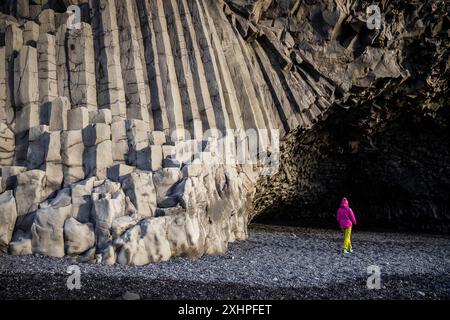 Island, Sudurland-Region, Reynisfjara-Strand, geometrische Basaltsäulen am Fuße des Reynisfjall-Berges, der Vik von Reynisfjara trennt, Figur Stockfoto