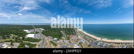 Blick aus der Vogelperspektive auf Kitty Hawk Beach mit mehreren Ferienwohnungen Stockfoto