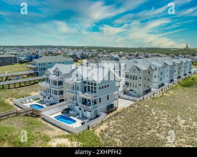 Luftsicht Strand Ferienwohnung Appartementkomplexe mit großer Terrasse, Terrasse privatem Pool Zugang zum Strand am beliebten Ziel Outer Banks Stockfoto