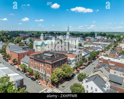 Blick aus der Vogelperspektive Fredericksburg Virginia mit Circuit Court Gebäude, historischem Geschäftsviertel, Baptistenkirche, Chatham Brücke über den Rappahannock River Stockfoto