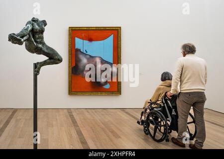 Schweiz, Basel, Riehen, Beyeler-Stiftung, Iris, messenger der Götter (fliegende Figur) (1890-1891) Skulptur von Auguste Rodin und Sand Dune (1983 Stockfoto