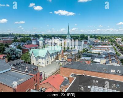 Blick aus der Vogelperspektive Fredericksburg Virginia mit Circuit Court Gebäude, historischem Geschäftsviertel, Baptistenkirche, Chatham Brücke über den Rappahannock River Stockfoto