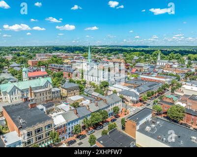 Blick aus der Vogelperspektive Fredericksburg Virginia mit Circuit Court Gebäude, historischem Geschäftsviertel, Baptistenkirche, Chatham Brücke über den Rappahannock River Stockfoto