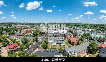 Blick aus der Vogelperspektive Fredericksburg Virginia mit Circuit Court Gebäude, historischem Geschäftsviertel, Baptistenkirche, Chatham Brücke über den Rappahannock River Stockfoto