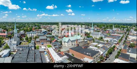 Blick aus der Vogelperspektive Fredericksburg Virginia mit Circuit Court Gebäude, historischem Geschäftsviertel, Baptistenkirche, Chatham Brücke über den Rappahannock River Stockfoto