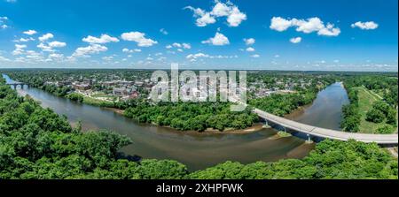 Blick aus der Vogelperspektive Fredericksburg Virginia mit Circuit Court Gebäude, historischem Geschäftsviertel, Baptistenkirche, Chatham Brücke über den Rappahannock River Stockfoto