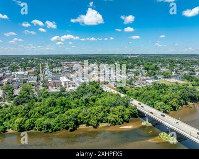 Blick aus der Vogelperspektive Fredericksburg Virginia mit Circuit Court Gebäude, historischem Geschäftsviertel, Baptistenkirche, Chatham Brücke über den Rappahannock River Stockfoto