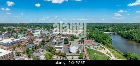 Blick aus der Vogelperspektive Fredericksburg Virginia mit Circuit Court Gebäude, historischem Geschäftsviertel, Baptistenkirche, Chatham Brücke über den Rappahannock River Stockfoto