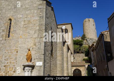 Frankreich, Aude, regionaler Naturpark Narbonnaise im Mittelmeer, Gruissan, Kirche Notre Dame de l'Assomption und Turm der Burg Stockfoto