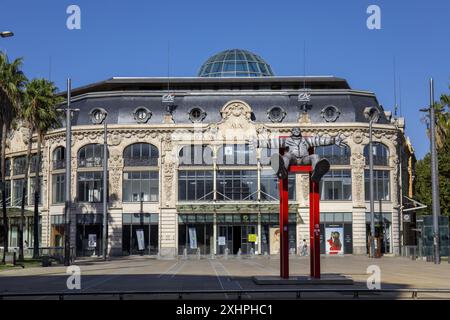 Frankreich, Pyrenäen Orientales, Perpignan, Place de la Catalunya, das ehemalige Aux Dames de France-Geschäft, in dem der berühmteste der zweiten Chance-Schule untergebracht ist Stockfoto