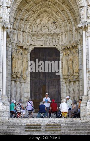 Frankreich, Eure et Loir, Chartres, die Kathedrale, die Fassade, Skulpturen des Giebels des Nordportals, Gruppe von Touristen auf einer Führung Stockfoto
