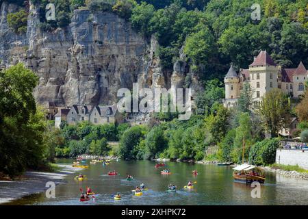 Frankreich, Dordogne, La Roque Gageac, Barge und Canöés an der Dordogne mit dem Schloss Malartrie aus dem 12.. Jahrhundert im Hintergrund Stockfoto