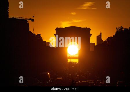 Frankreich, Paris, Champs-Elysees, Arc de Triomphe, Sonnenuntergang auf der Achse Stockfoto