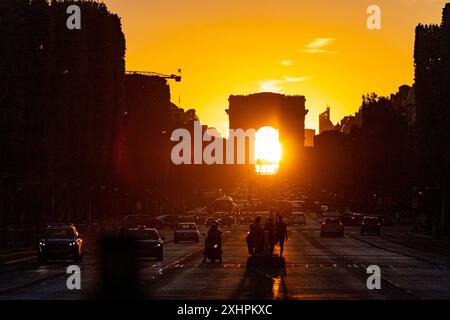 Frankreich, Paris, Champs-Elysees, Arc de Triomphe, Sonnenuntergang auf der Achse Stockfoto