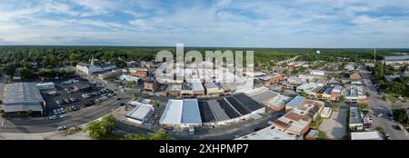 Aus der Vogelperspektive von Conway, einer kleinen Stadt auf einem Kliff mit Blick auf den Waccamaw River in South Carolina, mit typischer Hauptstraße, Wasserturm und Yachthafen in Horry County Stockfoto