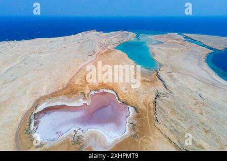 Ägypten, Sinaï, Sharm-el-Sheikh, Ras Mohammed Nationalpark, der gesalzene See und die versteckte Bucht im Hintergrund (Luftaufnahme) Stockfoto