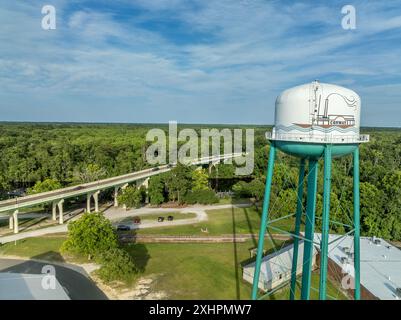 Aus der Vogelperspektive von Conway, einer kleinen Stadt auf einem Kliff mit Blick auf den Waccamaw River in South Carolina, mit typischer Hauptstraße, Wasserturm und Yachthafen in Horry County Stockfoto