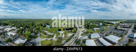 Aus der Vogelperspektive von Conway, einer kleinen Stadt auf einem Kliff mit Blick auf den Waccamaw River in South Carolina, mit typischer Hauptstraße, Wasserturm und Yachthafen in Horry County Stockfoto