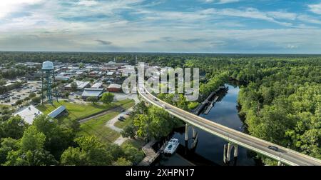 Aus der Vogelperspektive von Conway, einer kleinen Stadt auf einem Kliff mit Blick auf den Waccamaw River in South Carolina, mit typischer Hauptstraße, Wasserturm und Yachthafen in Horry County Stockfoto