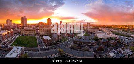 Blick aus der Vogelperspektive auf das Geschäftszentrum von New Brunswick in New Jersey mit atemberaubendem farbenfrohen Sonnenuntergang Stockfoto