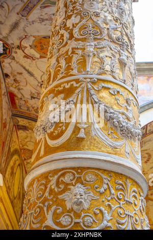 Eine mit vergoldetem Stuck verzierte Säule im ersten Innenhof des Palazzo Vecchio. Florenz, Toskana, Italien. Stockfoto