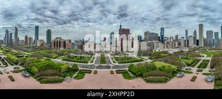 Aus der Vogelperspektive des Art Institute of Chicago renommierte Kunstmuseums im Millennium Park mit modernem Spielplatz, Skatingpfad, Butler Field und Wolkenkratzern Stockfoto