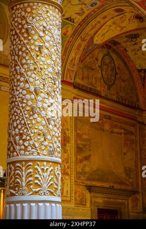 Eine mit vergoldetem Stuck verzierte Säule im ersten Innenhof des Palazzo Vecchio. Florenz, Toskana, Italien. Stockfoto