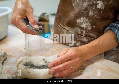 Frankreich, Haute Savoie, Mont Blanc Massiv, Chamonix Cecile Ballauri Töpferin und Bergführer mit Sitz in Servoz mischen Sand aus dem Eismeer mit Lehm Stockfoto