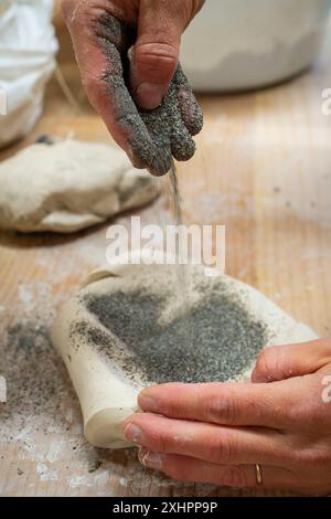 Frankreich, Haute Savoie, Mont Blanc Massiv, Chamonix Cecile Ballauri Töpferin und Bergführer mit Sitz in Servoz mischen Sand aus dem Eismeer mit Lehm Stockfoto