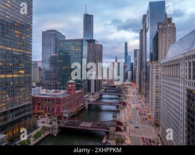 Blick aus der Vogelperspektive auf die berühmten Hochhäuser entlang des Chicago River auf der Magnificent Mile mit dramatischem Himmel Stockfoto