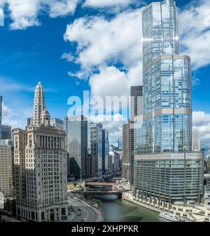 Blick aus der Vogelperspektive auf die Innenstadt von Chicago, das legendäre Wrigley-Gebäude an der North Michigan Avenue in der Nähe der North Side. Das Hotel liegt an der Magnificent Mile Stockfoto