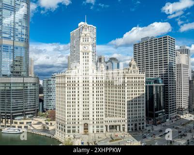 Blick aus der Vogelperspektive auf die Innenstadt von Chicago, das legendäre Wrigley-Gebäude an der North Michigan Avenue in der Nähe der North Side. Das Hotel liegt an der Magnificent Mile Stockfoto