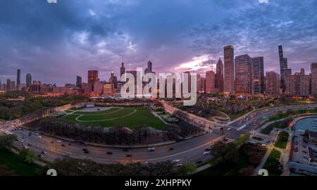 Chicago: Luftpanorama am Ufer mit Sonnenuntergang, dramatischer farbenfroher Himmel Stockfoto