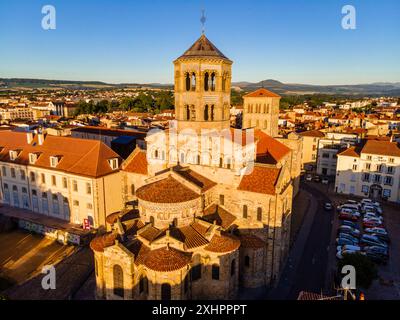 Frankreich, Puy de Dome, Issoire, römische Kirche Saint Austremoine, Allier-Tal (Luftaufnahme) Stockfoto