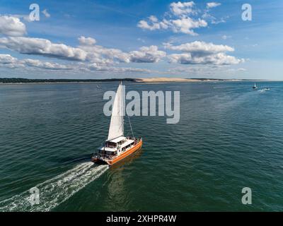 Frankreich, Gironde, Bassin d'Arcachon, Katamaran Côte d'Argent, Ausflüge im Becken (Luftaufnahme) Stockfoto