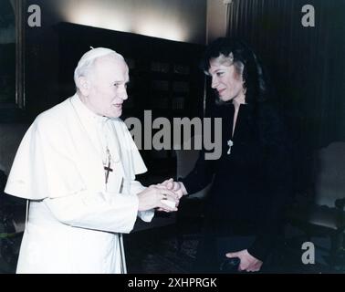 1985 Vaticano Archivio Storico Olycom/LaPresse Il principe Michael di Kent (Iver, 4 luglio 1942) è un membro della famiglia reale britannica, in quanto figlio di George, duca di Kent e di Marina di Grecia e quindi nipote di Re Giorgio V del Regno Unito. È cugino di primo grado della regina Elisabetta II. Nella Foto: Maria Cristina di Kent in visita im Vaticano con Giovanni Paolo II. Auf dem Foto: Maria Cristina von Kent Besuch des Vatikans mit Johannes Paul II. Credit: LaPresse/Alamy Live News Stockfoto