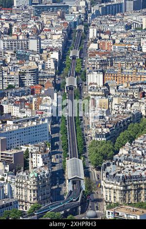 Frankreich, Paris, erhöhte Ansicht von Paris von der Aussichtsplattform des Montparnasse-Turms, der Luft-Metro des Boulevard de Grenelle Stockfoto