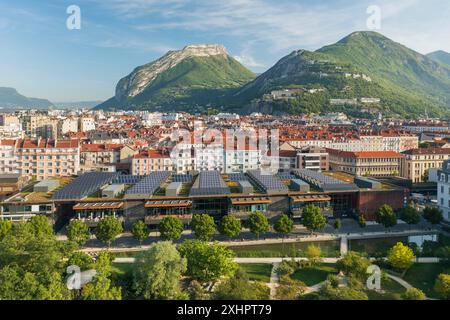 Frankreich, Isere, Grenoble Alpes Metropole, Grenoble, der Ecodistrikt de Bonne (erster Ökodistrikt Frankreichs), Solarpaneele von GEG (Luftaufnahme) Stockfoto