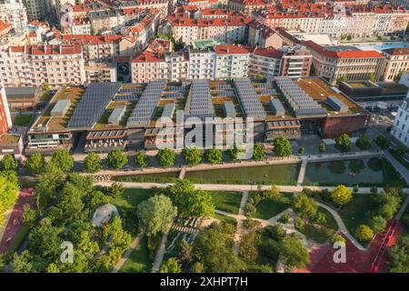 Frankreich, Isere, Grenoble Alpes Metropole, Grenoble, der Ecodistrikt de Bonne (erster Ökodistrikt Frankreichs), Solarpaneele von GEG (Luftaufnahme) Stockfoto